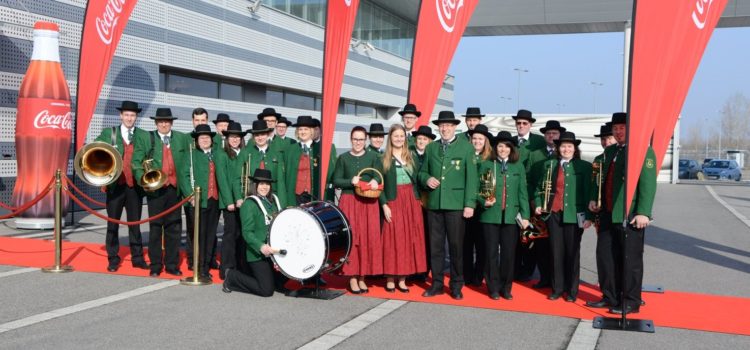 Musikverein Götzendorf begrüßt den FIFA Pokal am Flughafen Wien